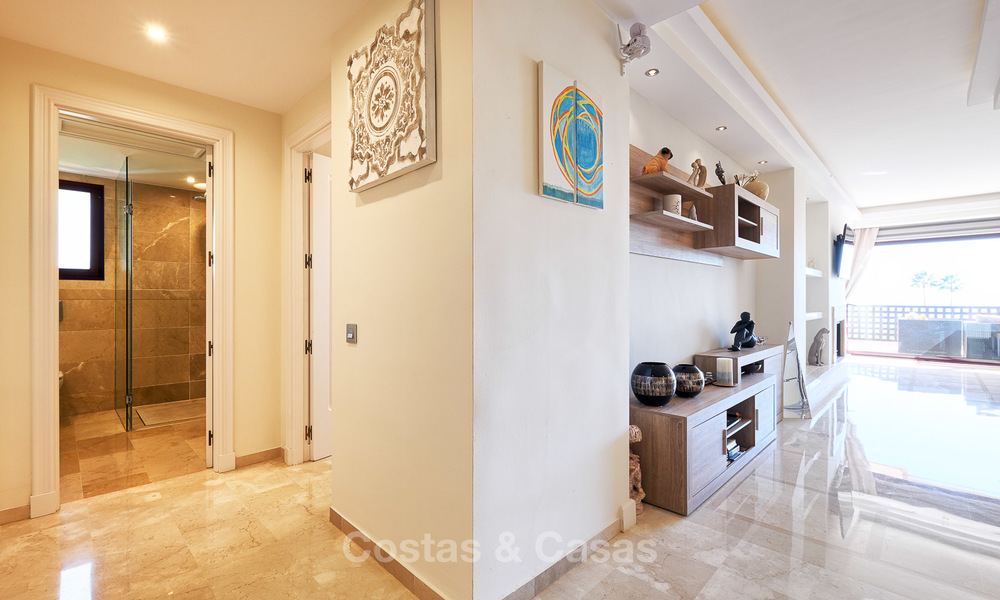 Very attractive luxury beach front apartment with fantastic sea views for sale - New Golden Mile, Marbella - Estepona 7037