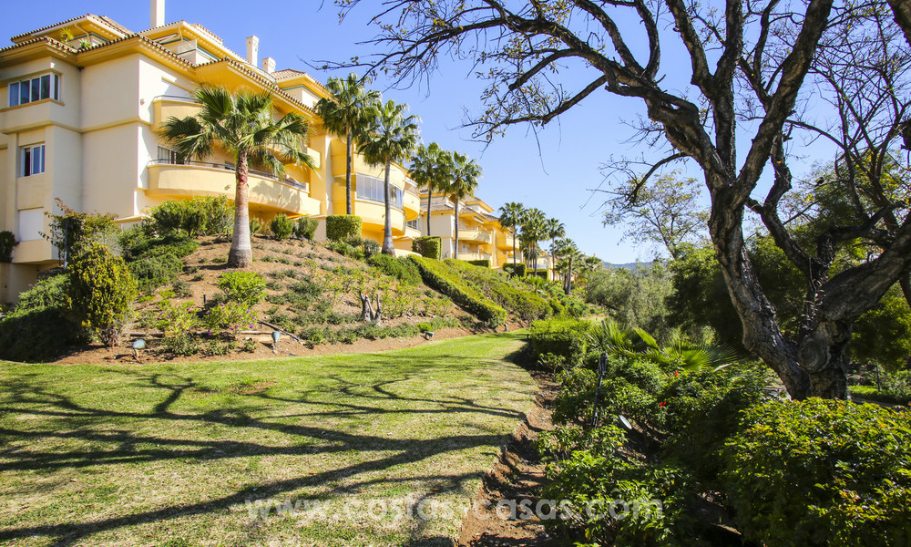 Luxury apartments and penthouses for sale with stunning golf and sea views - Elviria, Marbella 11043