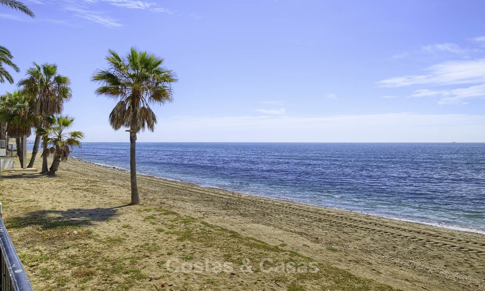 Spacious and luxurious beachside apartment in a prestigious complex for sale, near the centre of Marbella - Golden Mile 11959