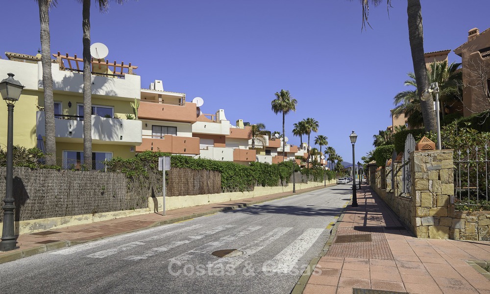 Fully renovated townhouse in beachfront complex for sale, with sea views and direct access to the beach, between Estepona and Marbella 12181