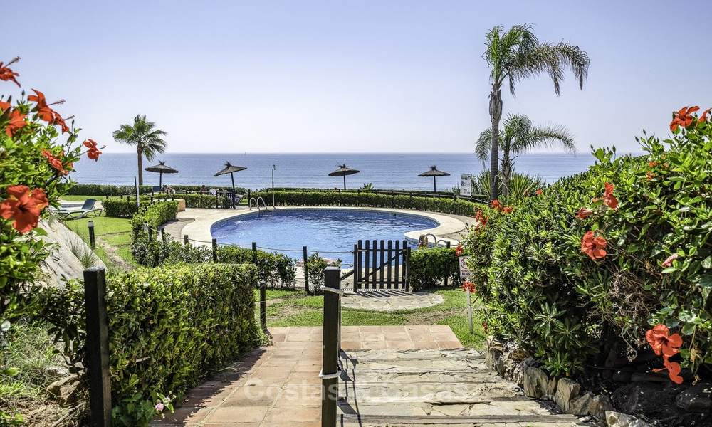 Spacious, fully renovated beachfront townhouse for sale in Estepona. Direct access to the beach and the beach promenade via the communal gardens. 15171