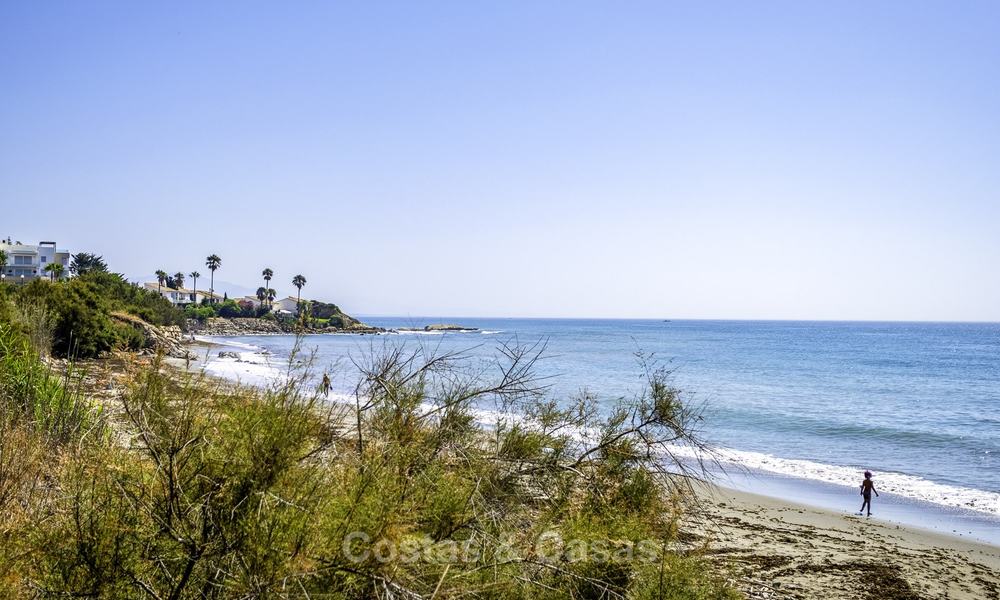 Spacious, fully renovated beachfront townhouse for sale in Estepona. Direct access to the beach and the beach promenade via the communal gardens. 15173