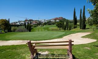 TEE 5 : Modern luxury first line golf apartments with stunning golf and sea views for sale in Marbella – Benahavis 24537 
