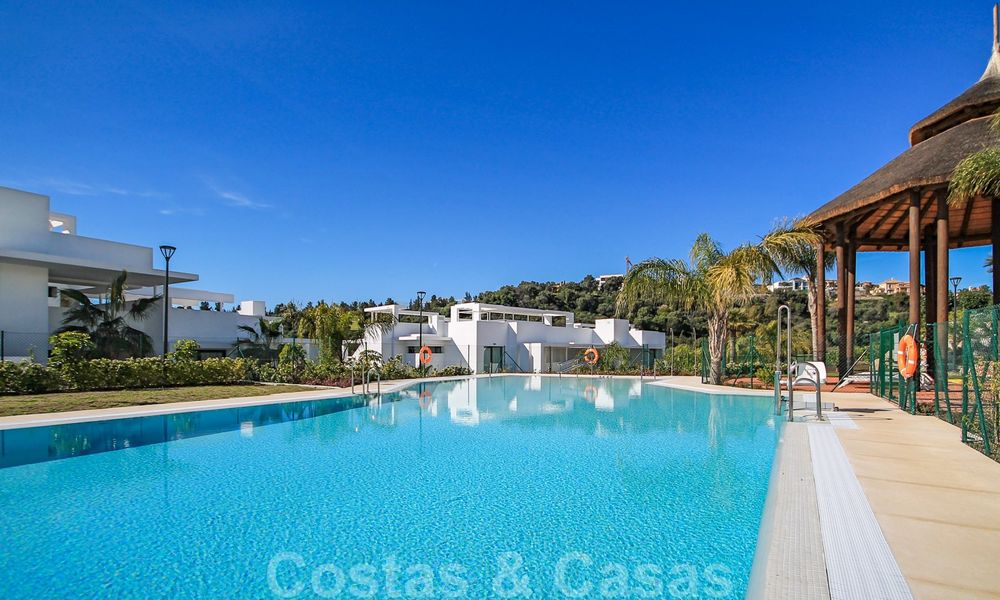 Modern apartment for sale overlooking the golf course in Benahavis - Marbella 24893
