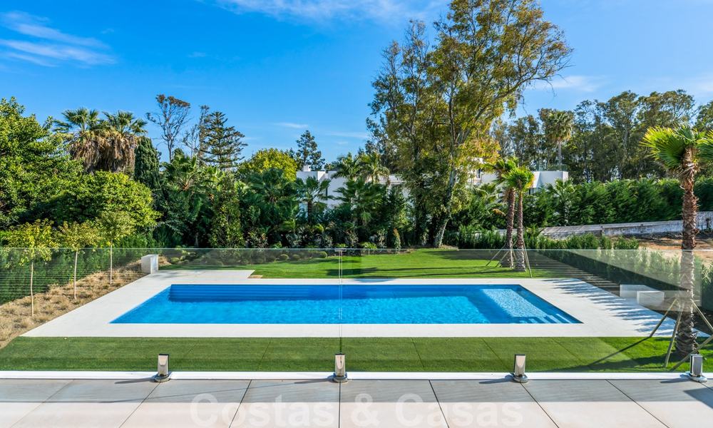 Move in ready, modern beachside villa for sale in the prestigious Guadalmina Baja in Marbella 26085