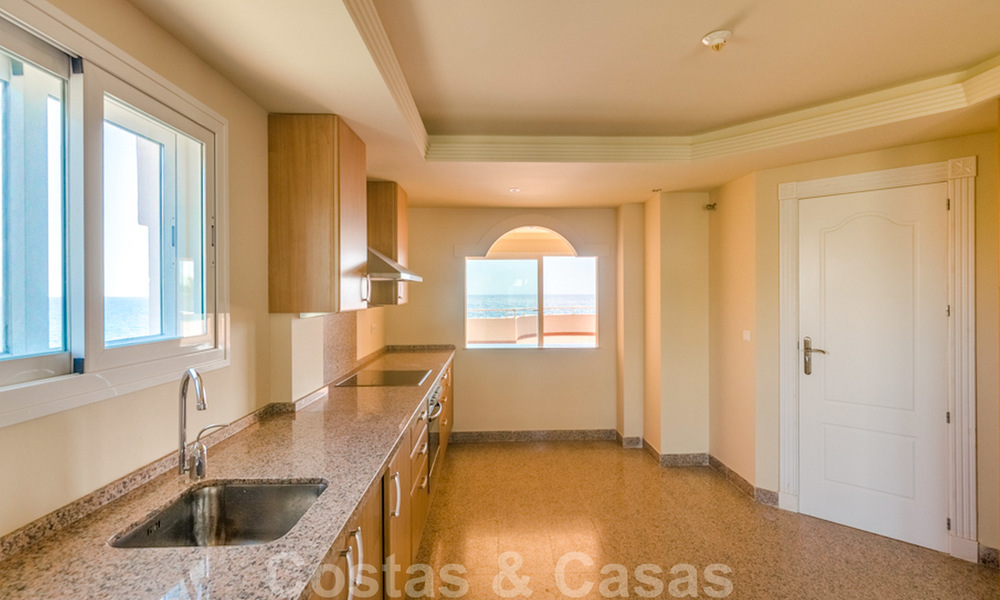 Penthouse apartment for sale, first line beach with panoramic sea view in Estepona 26187
