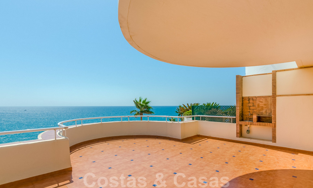Penthouse apartment for sale, first line beach with panoramic sea view in Estepona 26188