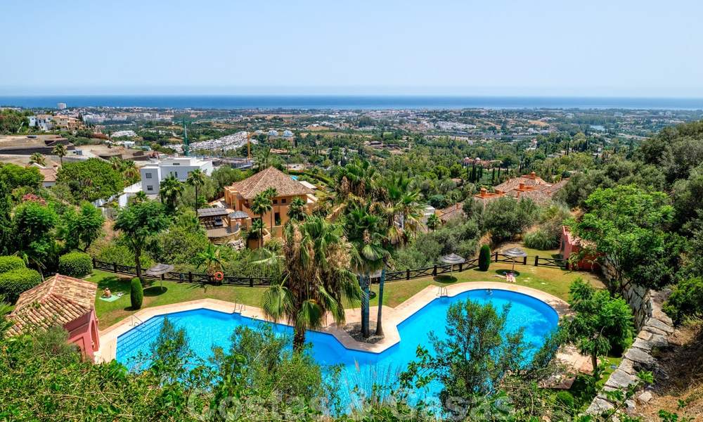 Ready to move into, spacious apartment with panoramic views of the coast and the Mediterranean Sea in Benahavis - Marbella 27132