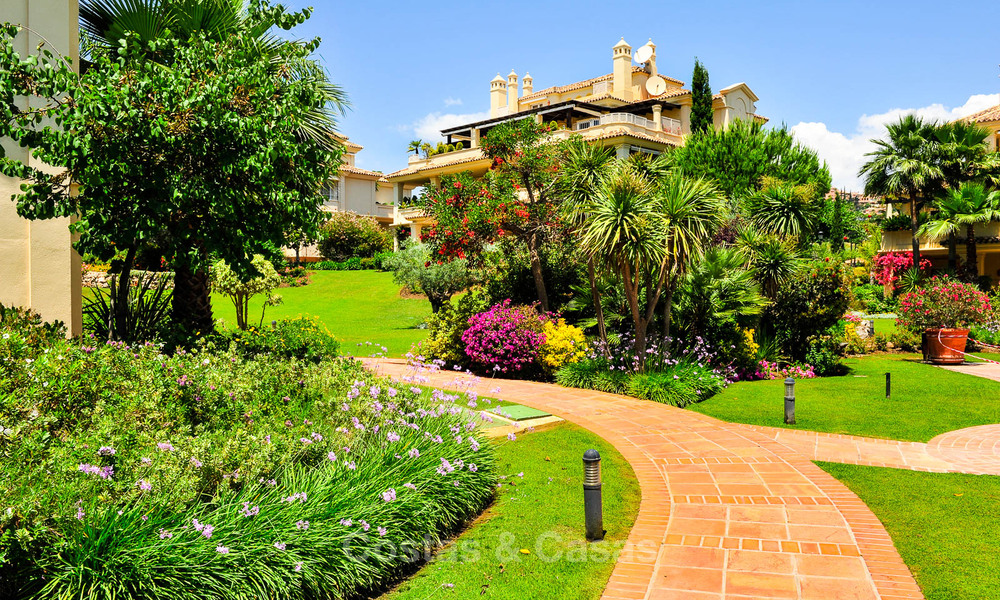 Spacious luxury penthouse with panoramic views for sale on a golf course in Nueva Andalucia, Marbella 32109
