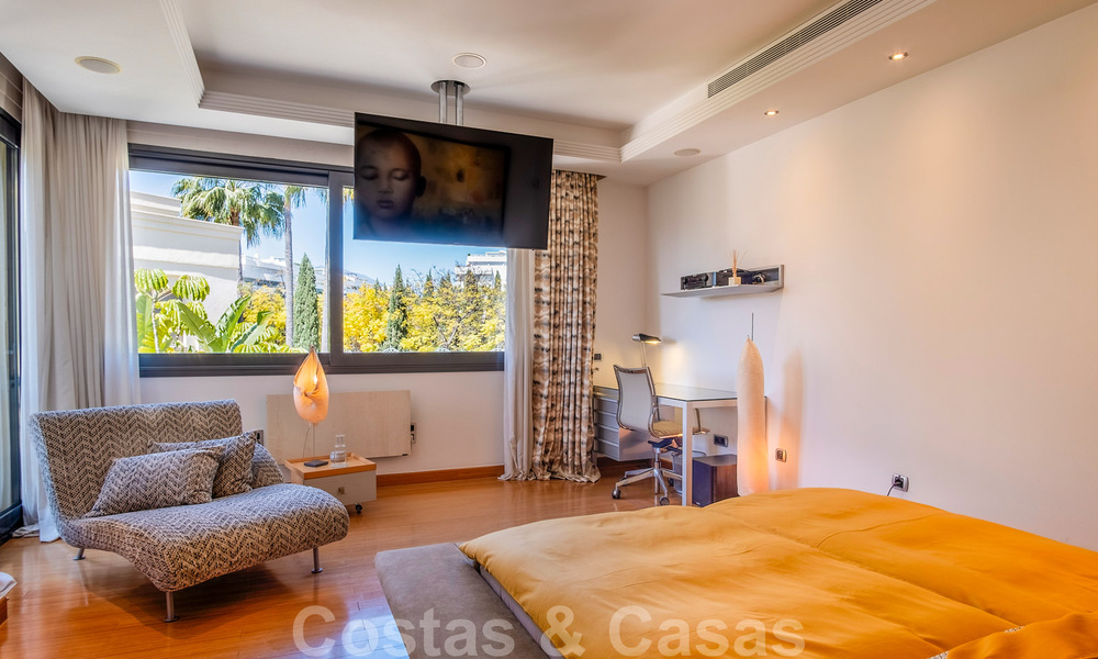 Frontline beach luxury apartment for sale with sea views in Puerto Banus, Marbella 37714