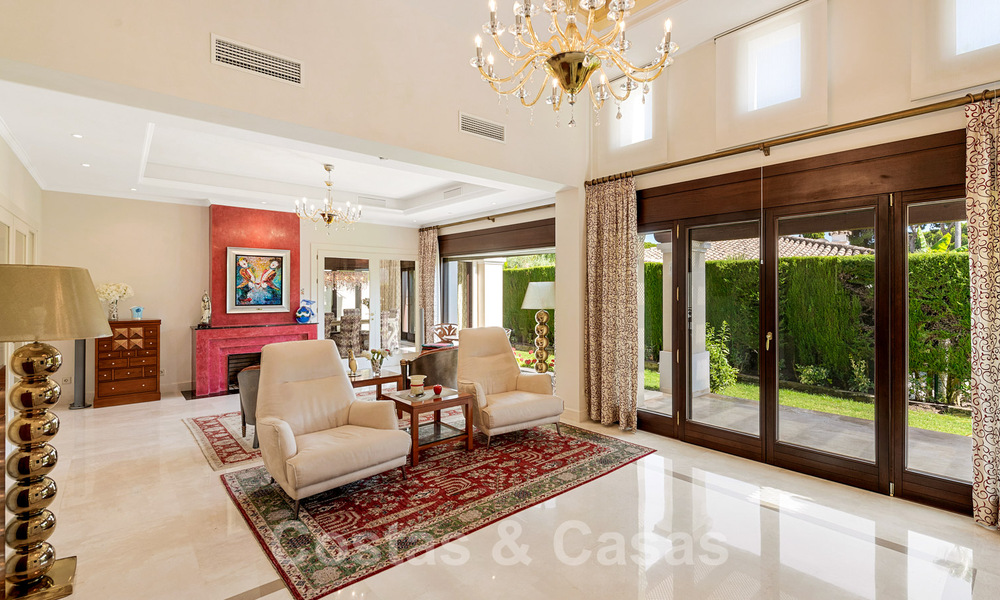 Mediterranean, beachside villa for sale in exclusive residential area on the beach on the Golden Mile of Marbella 39170