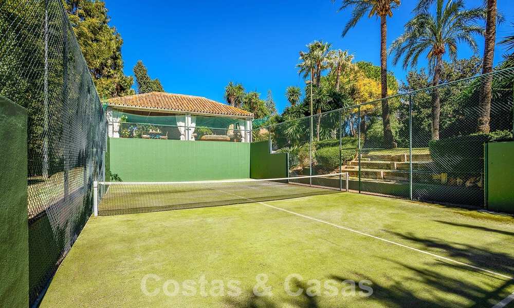 Detached Mediterranean-style luxury villa for sale a stone's throw from the beach and amenities in prestigious Guadalmina Baja in Marbella 51275