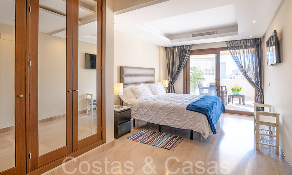 Contemporary duplex penthouse for sale in a first line beach complex with private pool between Marbella and Estepona 66583