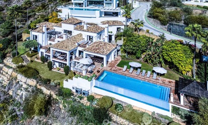 Mediterranean luxury villa for sale with golf and sea views in a gated urbanization in La Quinta, Marbella - Benahavis 66697